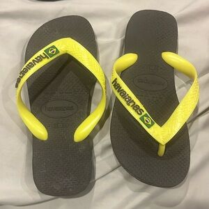 Havaianas boys Flip Flops black with green new condition worn once size 33/34